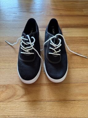 NWOB Women’s TOMS Black Canvas Sneakers size 10